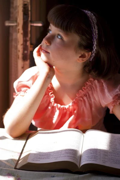 Hermosa chica leyendo la Biblia sagrada — Foto de Stock