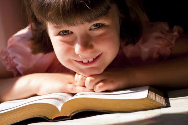 Menina bonita leitura bíblia sagrada — Fotografia de Stock