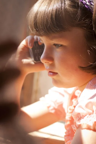 Little girl talking on cell phone — Stock Photo, Image