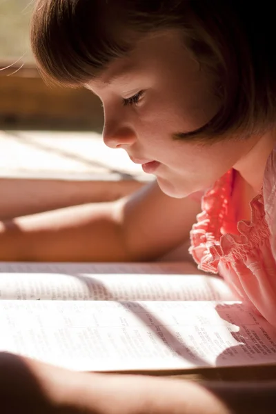 Menina bonita leitura bíblia sagrada — Fotografia de Stock