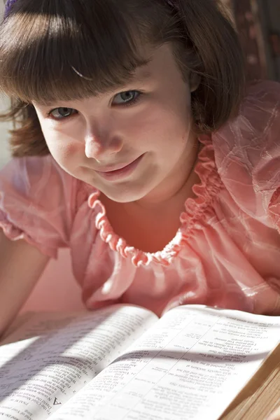 Menina bonita leitura bíblia sagrada — Fotografia de Stock