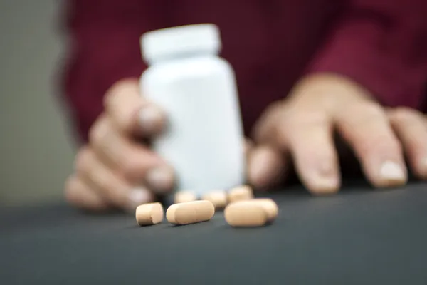 Romatoid artrit ilaçları holding deforme kadının elleri