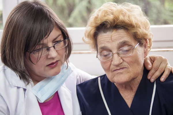 Mulher médica e paciente sênior — Fotografia de Stock