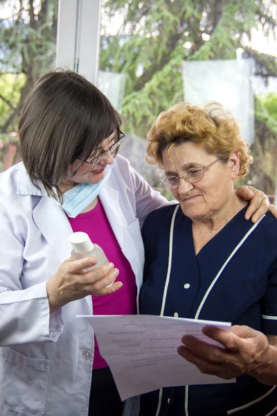Woman doctor and patient — Stock Photo, Image