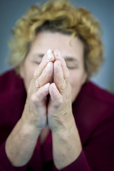 Senior vrouw bidden — Stockfoto