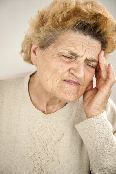 Senior vrouw met hoofdpijn — Stockfoto