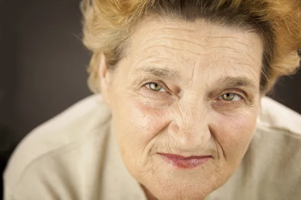Porträt einer Seniorin — kostenloses Stockfoto