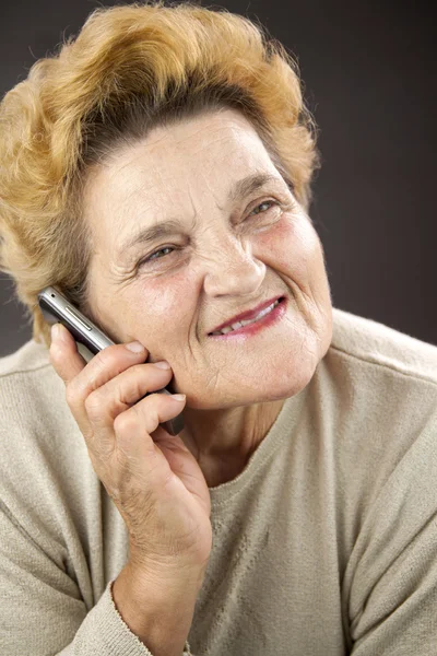 Porträtt av äldre kvinna takling på mobiltelefon — Stockfoto