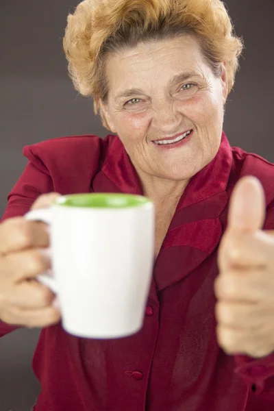 Seniorin trinkt — Stockfoto