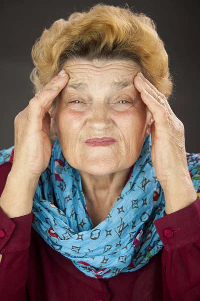 Seniorin mit Kopfschmerzen — Stockfoto