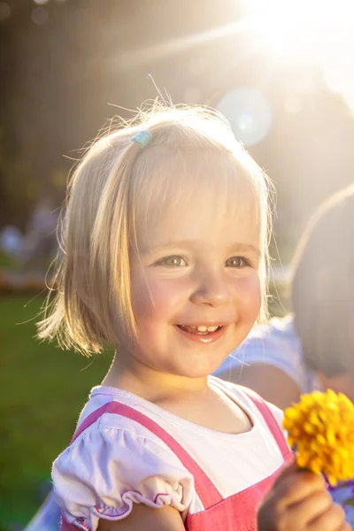 Mignonne petite fille dans un parc — Photo