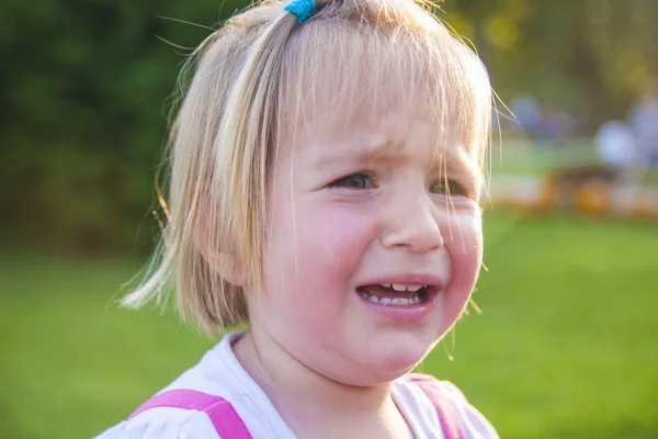 Gadis kecil yang lucu di taman — Stok Foto