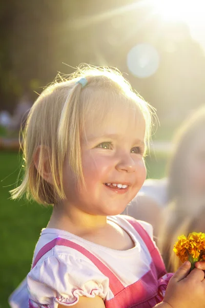 Mignonne petite fille dans un parc — Photo