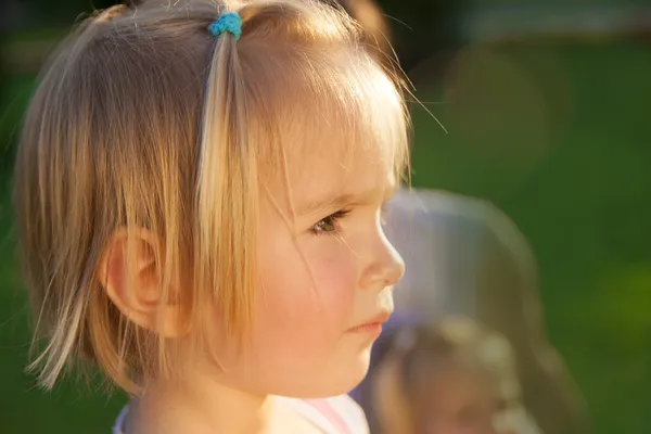 Schattig klein meisje in een park — Stockfoto