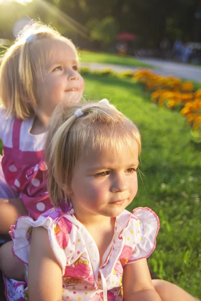 Две милые девочки в парке — стоковое фото