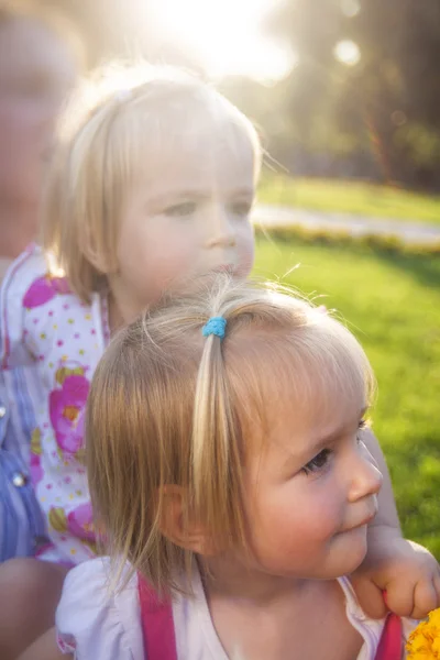 Deux mignonne petite fille dans un parc — Photo