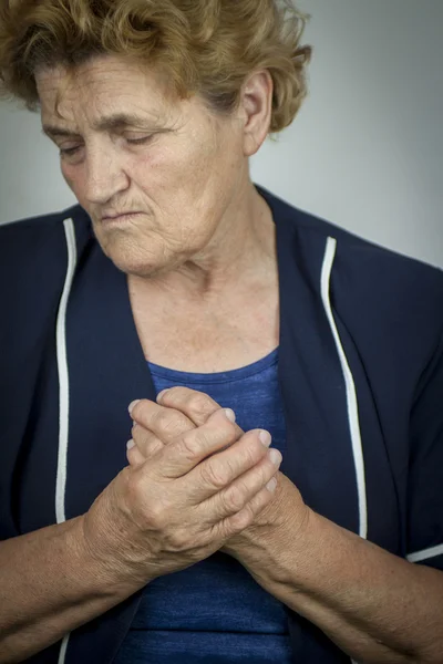 Händerna på kvinna deformeras av reumatoid artrit — Stockfoto