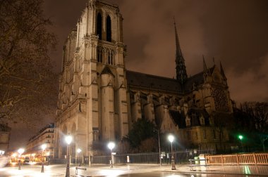 Gece Notre Dame de Paris.