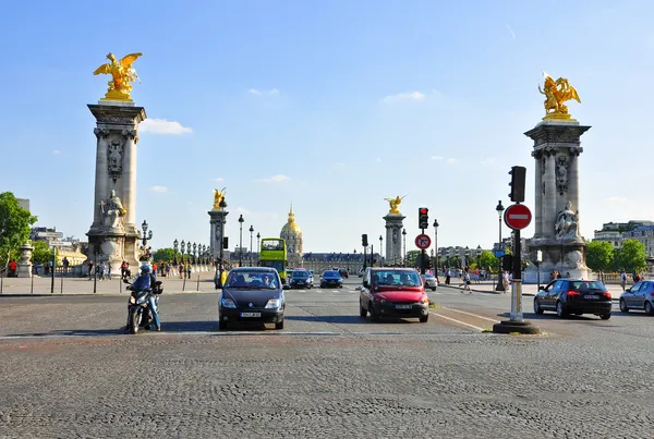 Der pont alexandre iii mit der Nordfront der Invaliden in Paris. — Stockfoto