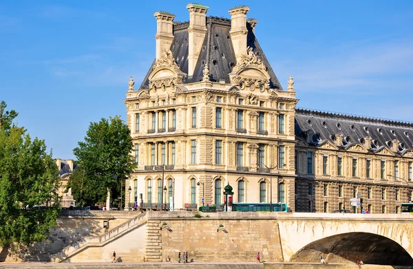 Muzeum louvre, při pohledu ze Seiny. Paříž. — Stock fotografie