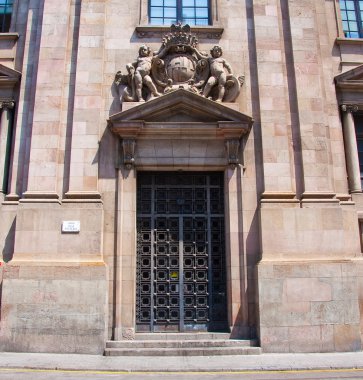 art nouveau tarzı ön kapıdan. Barcelona.