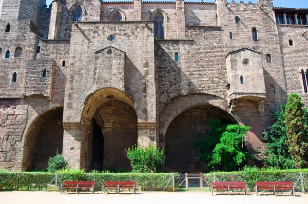 Kathedraal van Barcelona gezien vanaf ramon berenguer vierkante. — Stockfoto