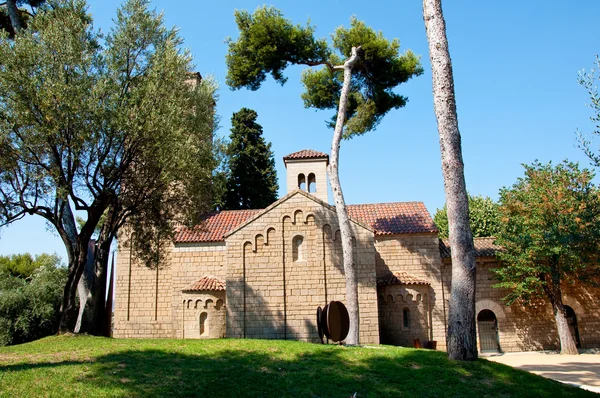 El monasterio en estilete romano. El Poble Espanyol. Barcelona . —  Fotos de Stock