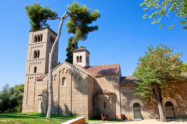 El monasterio en estilete romano. El Poble Espanyol. Barcelona . —  Fotos de Stock
