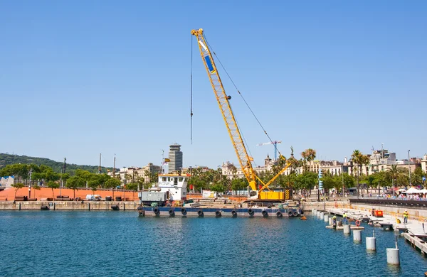 The working crane in Old Harbour, Barcelona, Spain. — Stock Photo, Image