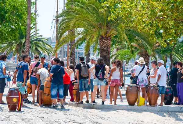 Bir grup müzik dinliyor. Barcelona. — Stok fotoğraf