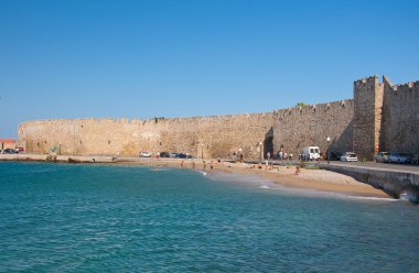 Mandraki Limanı ve bir plaj, rhodes, Yunanistan.