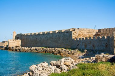 Mandraki Limanı ve bir plaj, rhodes, Yunanistan.