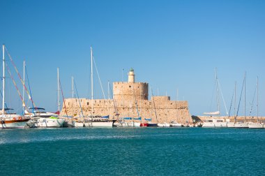 Yunanistan 'ın Rodos adasındaki eski kale ve deniz feneri.