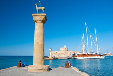 Mandraki Limanı ve bronz geyik rhodes island, Yunanistan.