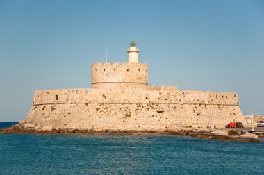 Yunanistan 'ın Rodos adasındaki eski kale ve deniz feneri.