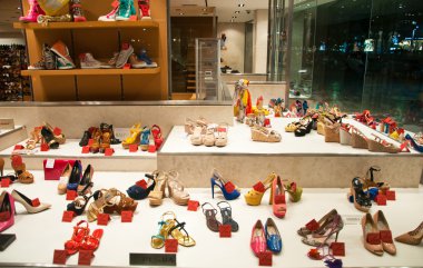 Atina-Ağustos 3: Ayakkabı mağazası ermou Ağustos 3, cadde üzerinde 2013 yılında Atina. Ermou sokak kerameikos Sit Alanı syntagma Meydanı'na bağlayan bir bir buçuk kilometre uzunluğundaki yol olduğunu.