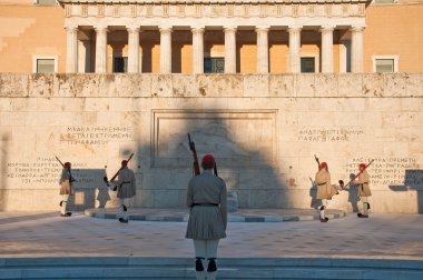 Syntagma Meydanı'na ve evzones Atina, Yunanistan.