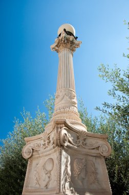 Atina Akademisi yanındaki sokak lambası. Yunanistan.