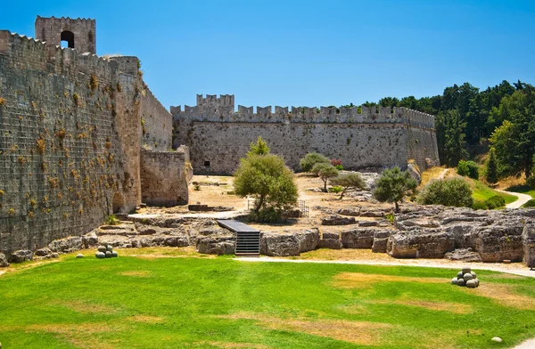 Middeleeuws kasteel in de oude stad van Rhodos, Griekenland. — Stockfoto