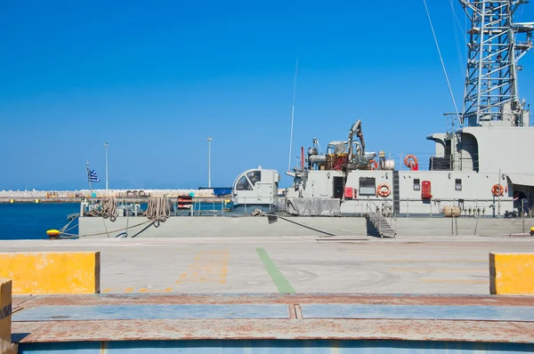 Navire de guerre dans un port de Rhodes, Grèce . — Photo