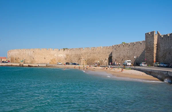 Portu Mandraki i beach, Rodos, Grecja. — Zdjęcie stockowe