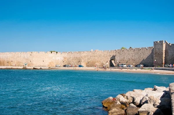 Порт Мандраки и пляж, Родос, Греция . — стоковое фото