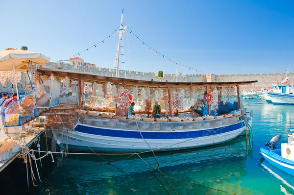 Puerto en el casco antiguo de la isla de Rodas, Grecia . — Foto de Stock