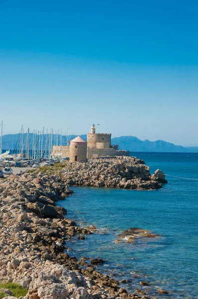 Castelo medieval e farol na cidade velha de Rodes . — Fotografia de Stock