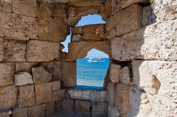 Medieval loophole in the old town on an island Rhodes, Greece. — Stock Photo, Image