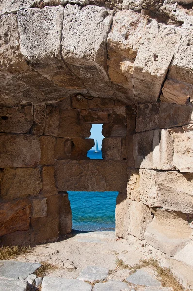 Medieval loophole in the old town on an island Rhodes, Greece. — Stock Photo, Image