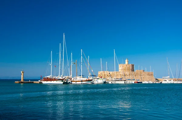 A velha fortaleza e o farol na ilha de Rodes, Grécia. — Fotografia de Stock