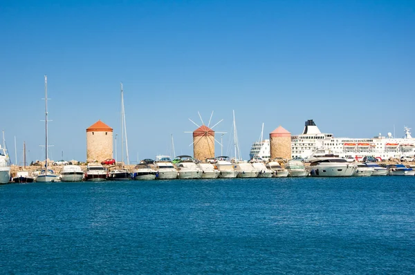 Old windmills in harbour of Rodes, Greece. — Stock Photo, Image