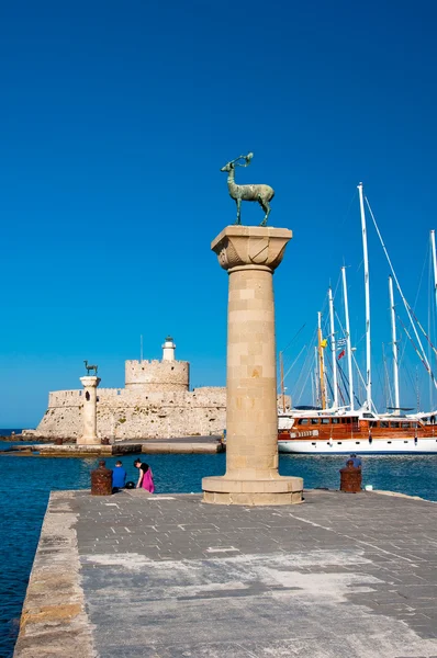 Porto de Mandraki e veados de bronze na ilha de Rodes, Grécia . — Fotografia de Stock
