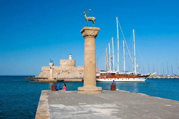 Mandraki kikötő és bronz szarvas a rhodes island, Görögország. — Stock Fotó